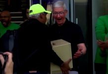 Apple CEO was presented with an original Macintosh. See his reaction