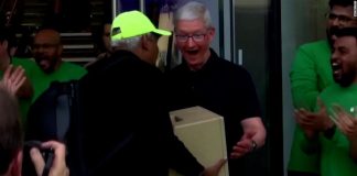 Apple CEO was presented with an original Macintosh. See his reaction