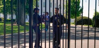 Toddler crawls through White House fence, prompts Secret Service response