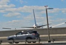 WATCH: United flight hits light pole while landing