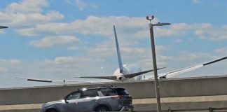 WATCH: United flight hits light pole while landing