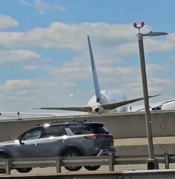 WATCH: United flight hits light pole while landing
