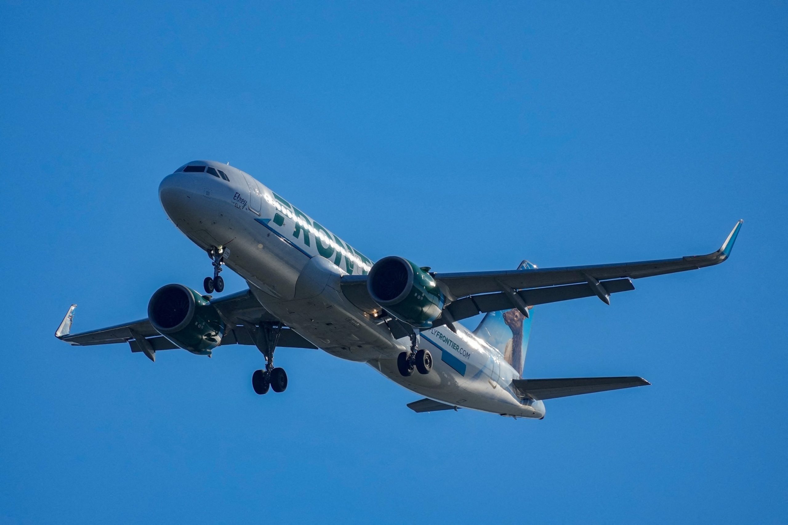 PHOTO: FILE PHOTO: A Frontier Airlines plane approaches Ronald Reagan Washington National Airport