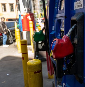 Poll: Trump blamed for gas prices as Democrats gain midterm edge