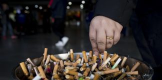 Smokers in China are being chided by anti-smoking women