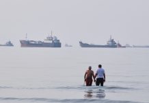 U.S. pauses attacks on Iran for a second straight day and Tehran does too