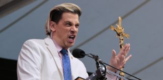 Milo Yiannopoulos, far-right critic of U.S. immigration, is deported from U.S.