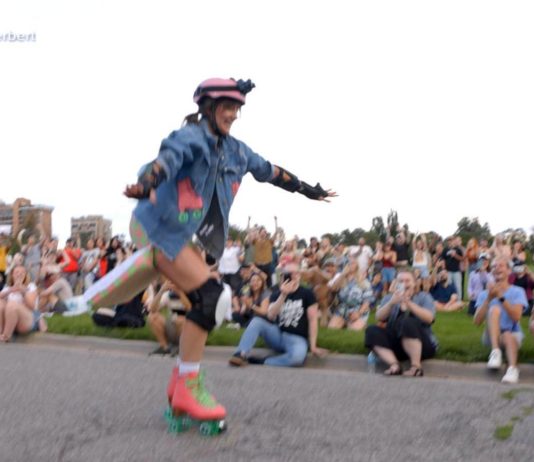 WATCH: Woman roller skates for the first time before a large crowd